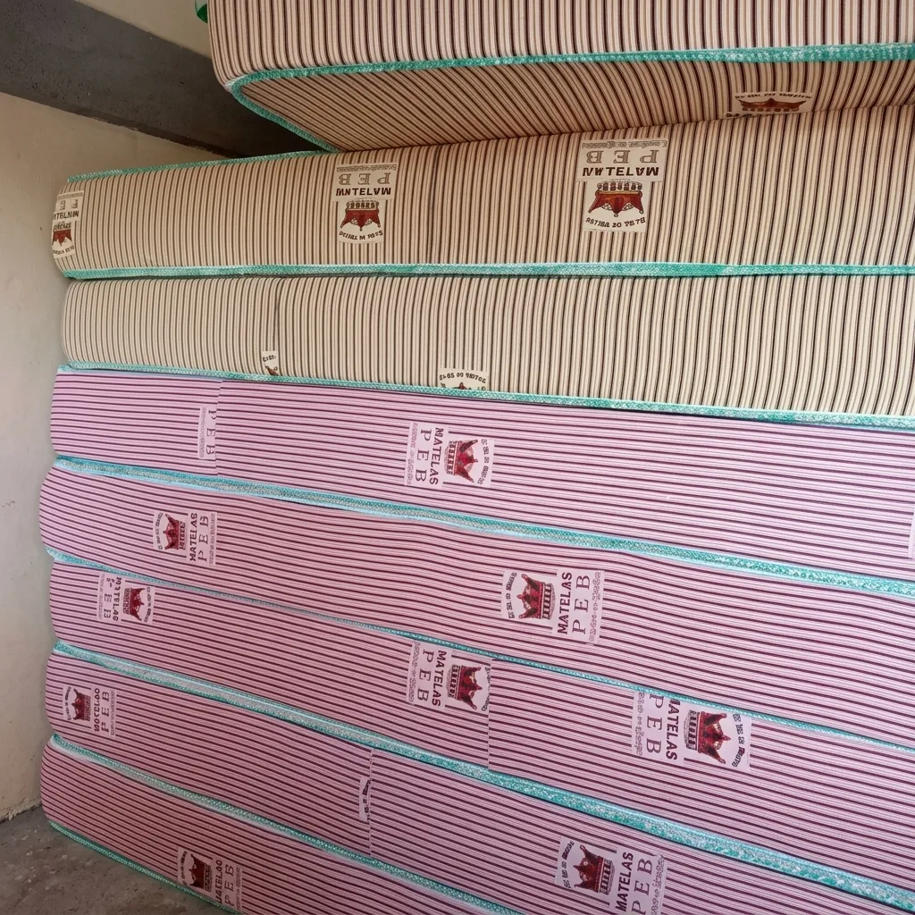 Matelas PEB authentique au Bénin avec coutil imprimé et finitions de qualité